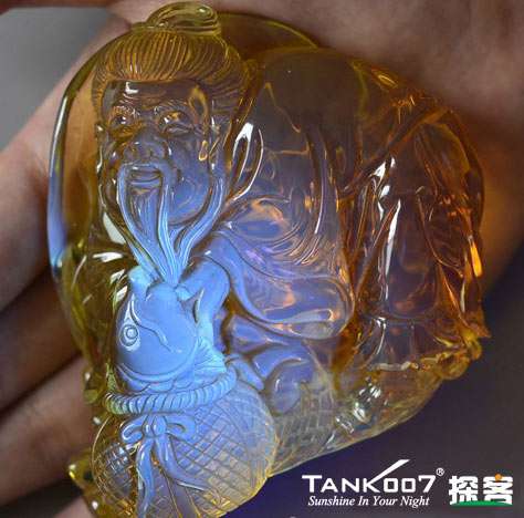 網(wǎng)上用紫光手電鑒定琥珀的帖子這么多，哪個是真假？