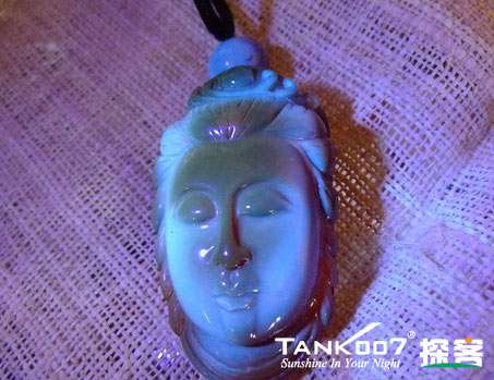 網(wǎng)上用紫光手電鑒定琥珀的帖子這么多，哪個是真假？