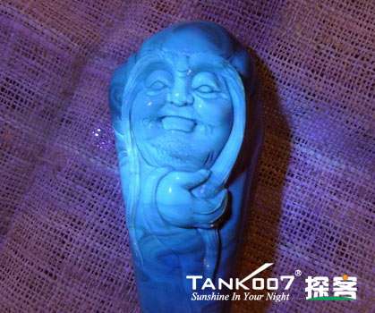 網(wǎng)上用紫光手電鑒定琥珀的帖子這么多，哪個是真假？