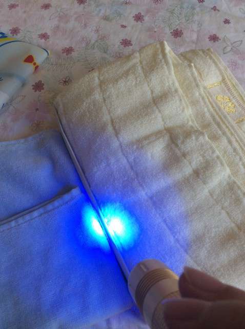  寶媽買了紫光手電，衣服上好多熒光劑，看的心慌害怕