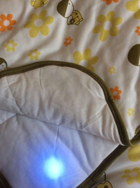  寶媽買了紫光手電，衣服上好多熒光劑，看的心慌害怕