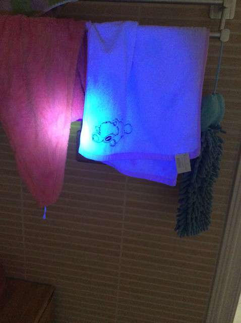  寶媽買了紫光手電，衣服上好多熒光劑，看的心慌害怕